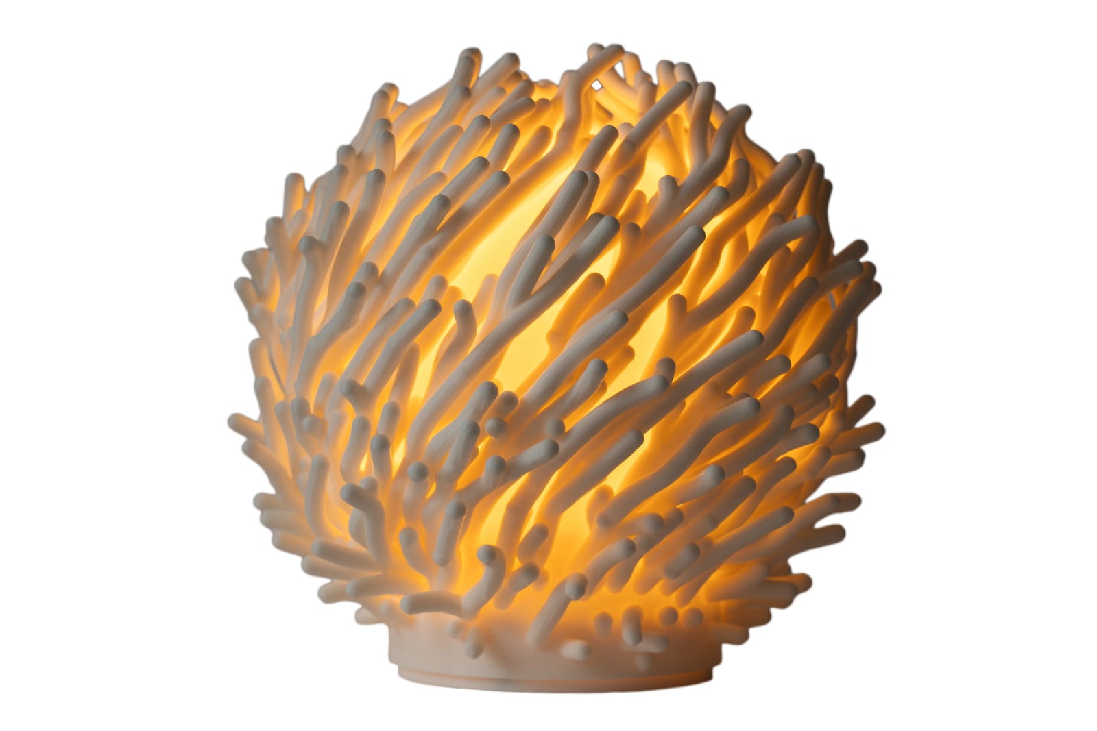 Die Lampe Koralle aus dem 3D-Drucker mit eingeschaltetem Licht: Hunderte weiße Zweige leuchten warm rund um das Licht im Inneren.
